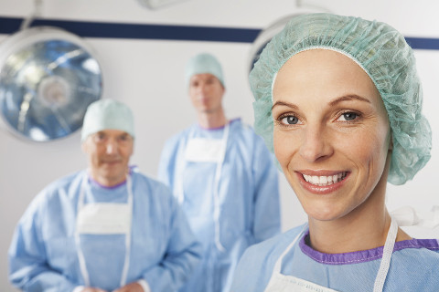 Bild von drei Personen in OP-Schutzbekleidung